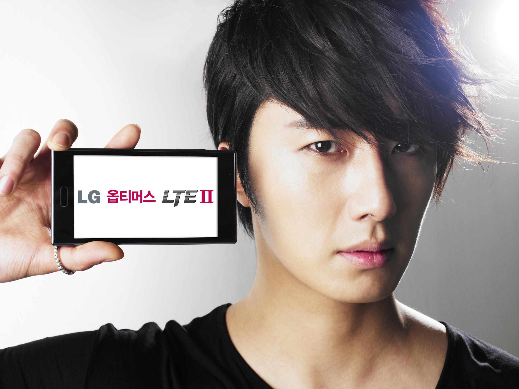 File Jung Il Woo with LG Optimus LTE 2  2  jpg   Wikimedia Commons