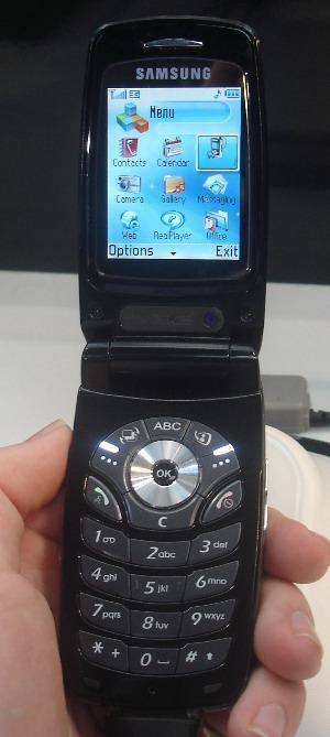 Samsung Z600 UMTS flip phone at 3GSM